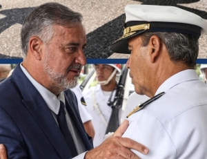 Comandante da Marinha se reúne com líder da esquerda para “fortalecimento institucional”