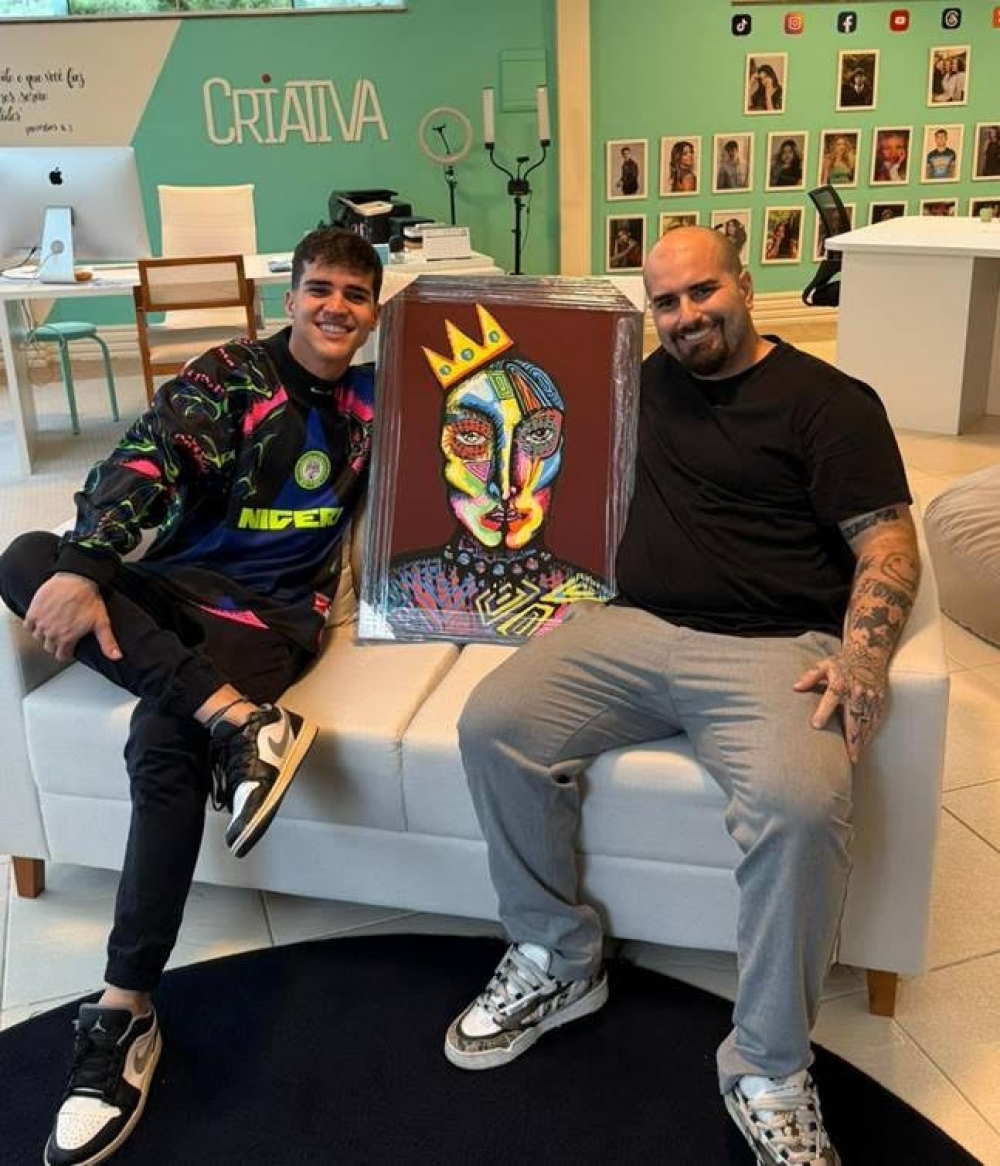 Arte, identidade e potência criativa: Pivetti presenteia Drico Alves com obra inédita durante encontro na Criativa Imagem