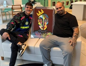 Arte, identidade e potência criativa: Pivetti presenteia Drico Alves com obra inédita durante encontro na Criativa Imagem