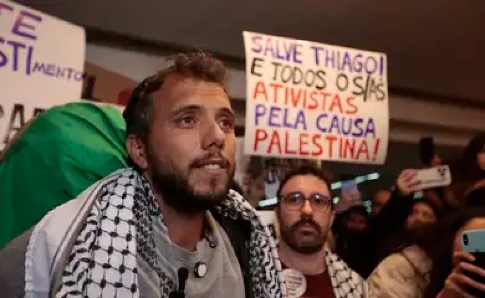 Ativista brasileiro é deportado da Argentina por ordem de Milei