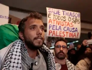 Ativista brasileiro é deportado da Argentina por ordem de Milei
