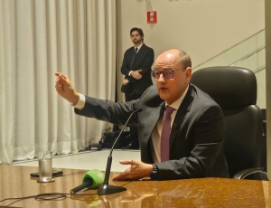 Governador interino do Rio anuncia pagamento de bonificação de R$3 mil para mais de 45 mil servidores das escolas estaduais