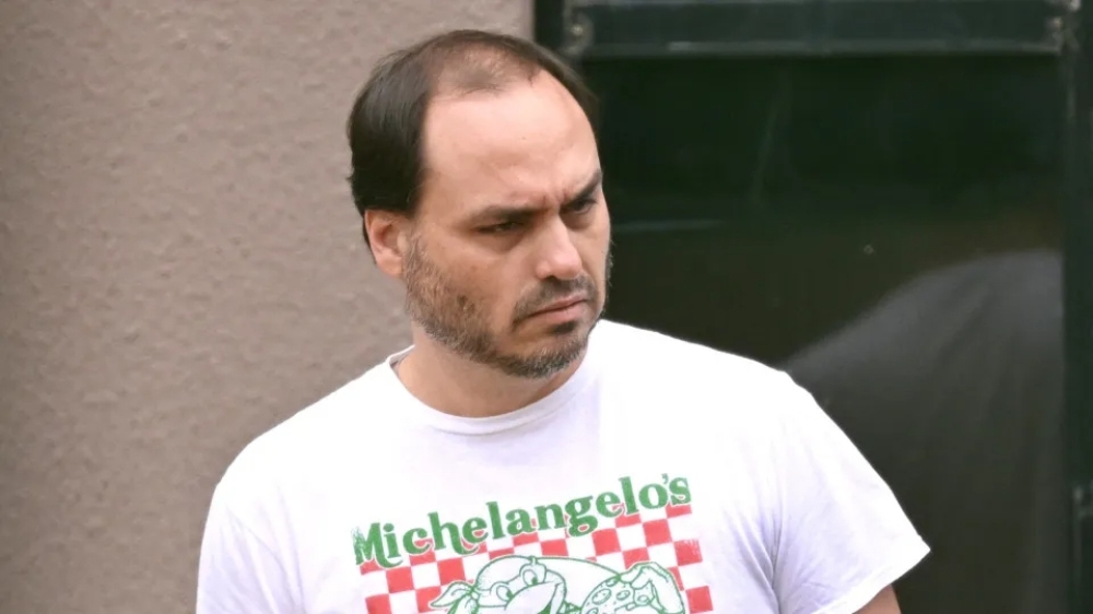 Carlos Bolsonaro reclama de dividir horas de visita ao pai com os irmãos