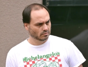 Carlos Bolsonaro reclama de dividir horas de visita ao pai com os irmãos