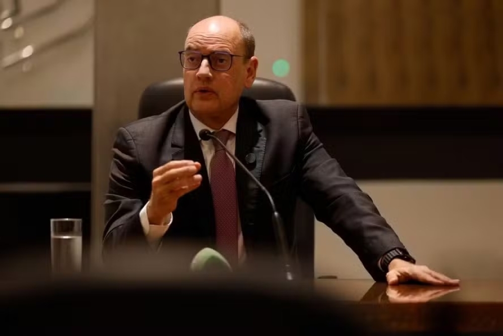 Governador Ricardo Couto concede gratificação de R$ 3 mil a 45 mil funcionários da Educação