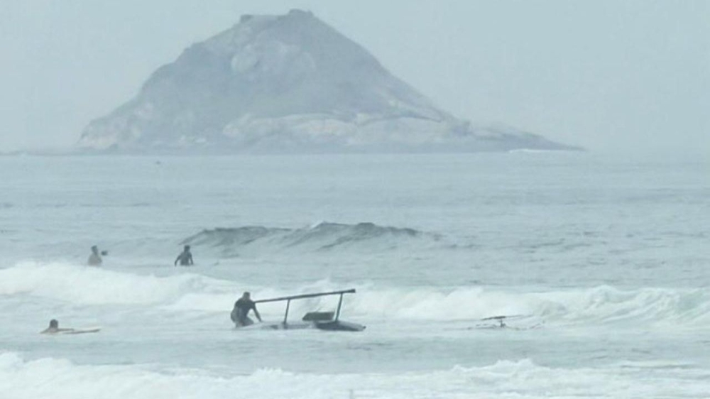 Helicóptero cai na praia da Barra da Tijuca, no Rio de Janeiro