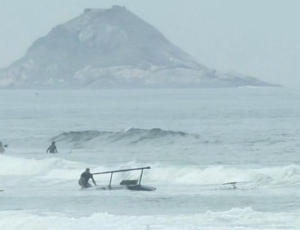 Helicóptero cai na praia da Barra da Tijuca, no Rio de Janeiro