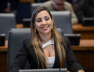 Deputada Giselle Monteiro conquista direito: Libras em procedimentos com sedação será obrigatório no Rio