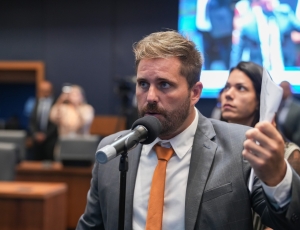 Deputado Thiago Gagliasso une direita e esquerda com projeto contra violência obstétrica
