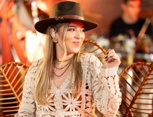 Cantora Victoria Gabi amplia horizontes e investe em projeto no Rio