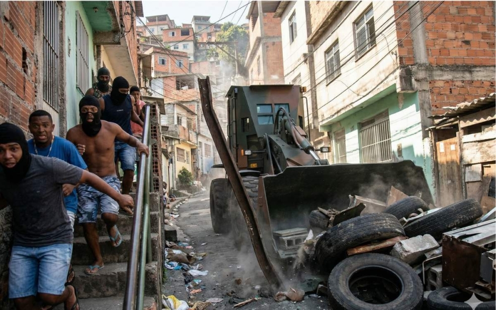 É o fim das barricadas? Exército Brasileiro cria retroescavadeira blindada, tecnologia de ponta é ideal para desobstrução de vias