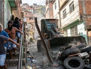 É o fim das barricadas? Exército Brasileiro cria retroescavadeira blindada, tecnologia de ponta é ideal para desobstrução de vias
