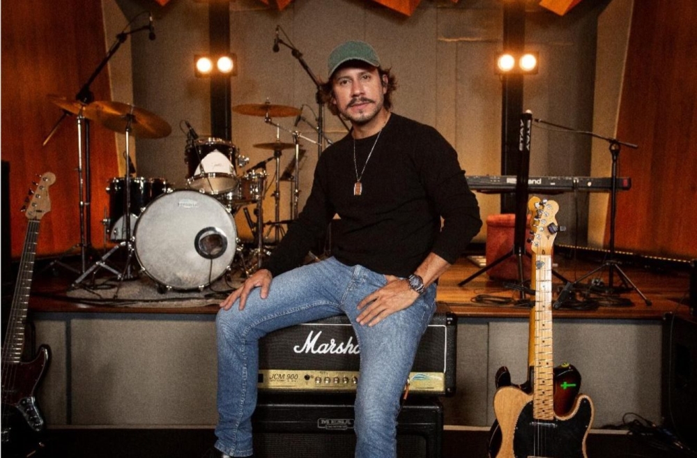 Max Oliver lança “Meus Braços” e consolida o Modern Country no Brasil via Algohits