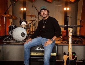 Max Oliver lança “Meus Braços” e consolida o Modern Country no Brasil via Algohits