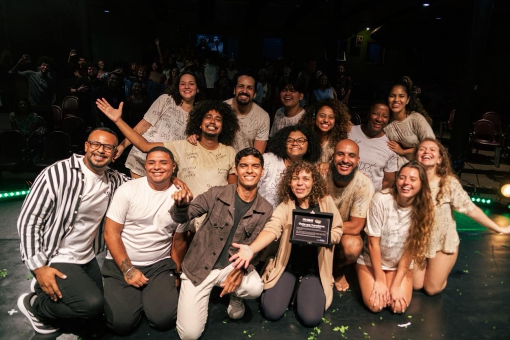 '4º Gente que Transforma' reconhece o grupo EPA e o espetáculo Burburinho, com direção de Sarah Christina, por impacto cultural e resistência na Zona Oeste do Rio