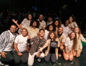 '4º Gente que Transforma' reconhece o grupo EPA e o espetáculo Burburinho, com direção de Sarah Christina, por impacto cultural e resistência na Zona Oeste do Rio