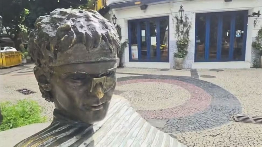 Óculos da estátua de Cazuza é furtado novamente no Leblon