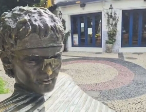 Óculos da estátua de Cazuza é furtado novamente no Leblon