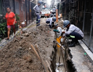 Maré recebe obras de esgoto, mas drenagem e lixo e seguem como desafio