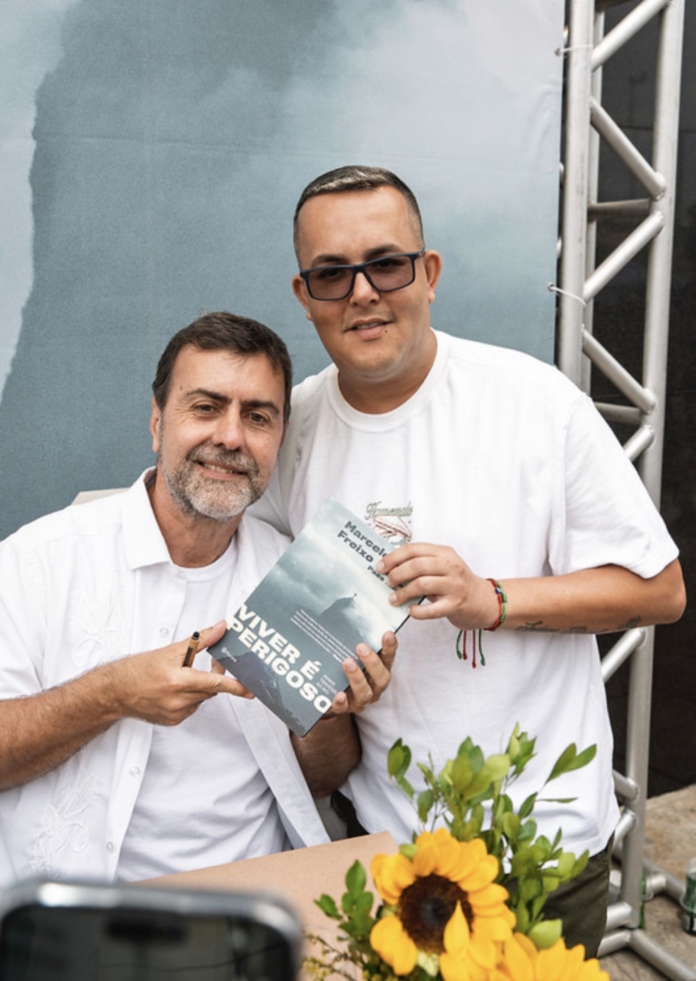 Maicon Salles prestigia lançamento de livro e celebra aniversário de Marcelo Freixo em evento no Rio de Janeiro