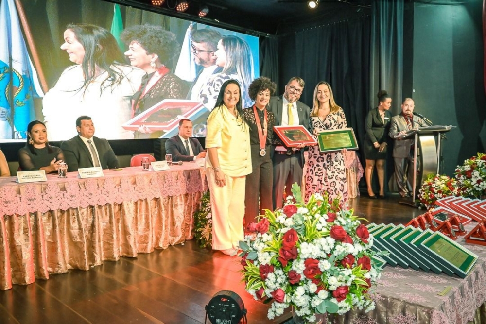 ARARUAMA CELEBRA O PROTAGONISMO FEMININO COM HOMENAGENS NO PODER LEGISLATIVO E GANHAM FORÇA NA GESTÃO PÚBLICA