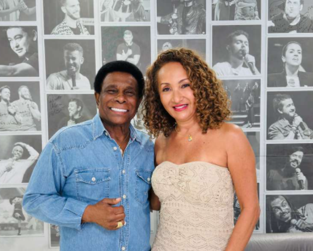 Moninha entrevista Neguinho da Beija-Flor e emociona ao destacar trajetória do ícone do samba e do Carnaval.