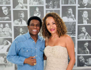 Moninha entrevista Neguinho da Beija-Flor e emociona ao destacar trajetória do ícone do samba e do Carnaval.