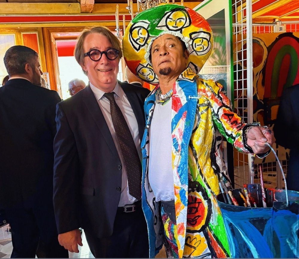Em noite de gala na França, a convite do Rotary, no Castelo d’Epeyssoles, o artista Menelaw Sete participa de leilão beneficente.