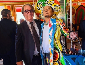 Em noite de gala na França, a convite do Rotary, no Castelo d’Epeyssoles, o artista Menelaw Sete participa de leilão beneficente.