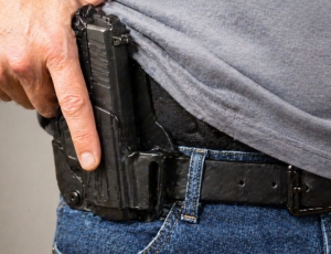 Lista de profissões com porte de arma autorizado cresce no Brasil e mais uma recebe aval na Câmara dos Deputados