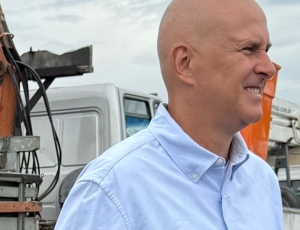 Prefeito Tande Vieira dá andamento a demanda antiga com teste de asfalto sustentável na Estrada do Aeroporto