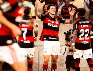 Flamengo vence o Vitória no Maracanã e larga com a vantagem na Copa do Brasil
