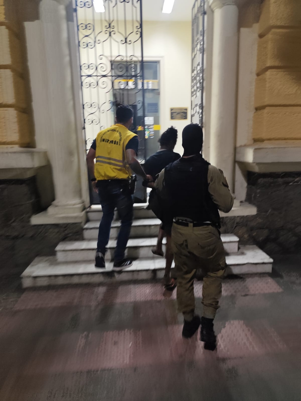 Agentes da Guarda Municipal de Niterói prendem suspeito de arrombar banca de jornal