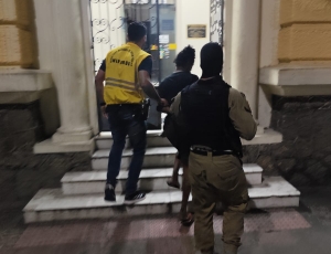 Agentes da Guarda Municipal de Niterói prendem suspeito de arrombar banca de jornal