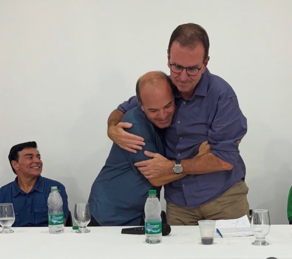 Cervejinha de manhã, púlpito e oração atrás de votos a tarde: A estratégia de Eduardo Paes para conquistar o interior