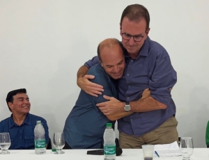 Cervejinha de manhã, púlpito e oração atrás de votos a tarde: A estratégia de Eduardo Paes para conquistar o interior