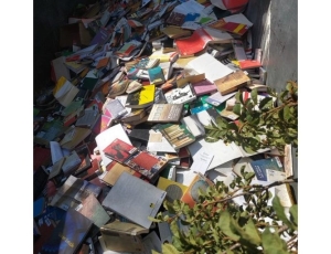 Prefeitura de Osasco joga no lixo livros de biblioteca municipal