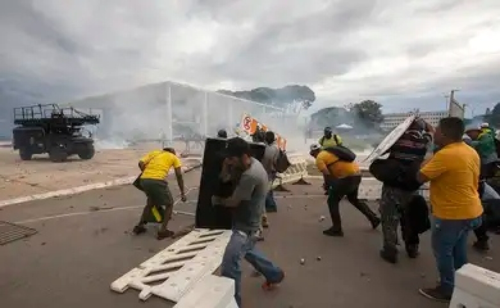 Moraes concede domiciliar a Fátima de Tubarão e mais 18 idosos do 8/01