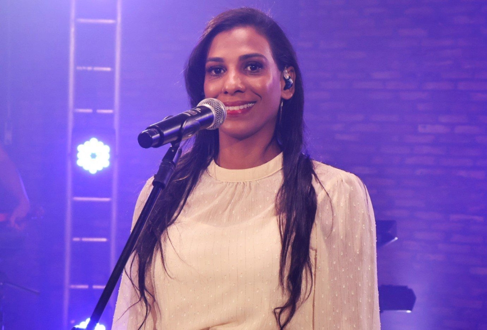 Cantora Regy Medeiros lança clipes autorais no Balanço Geral MS