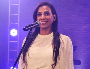 Cantora Regy Medeiros lança clipes autorais no Balanço Geral MS