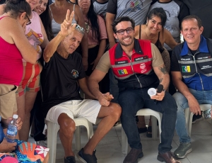Prefeito leva reunião comunitária ao Carvão e anuncia ações para reverter abandono histórico