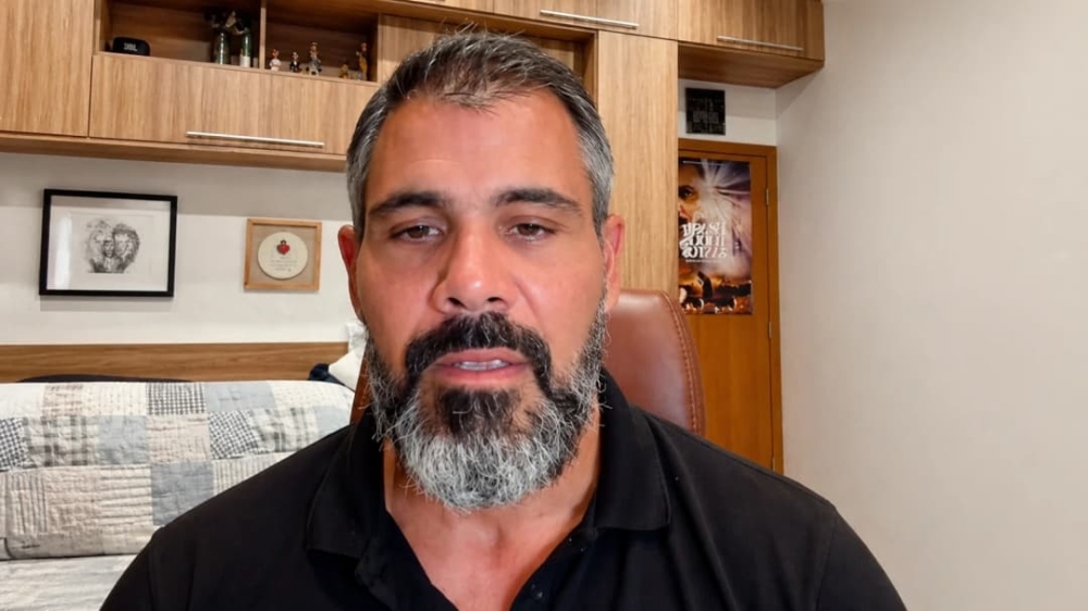 'Homofóbicos são eles': Juliano Cazarré responde críticas de Fábio Porchat
