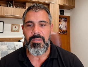 'Homofóbicos são eles': Juliano Cazarré responde críticas de Fábio Porchat