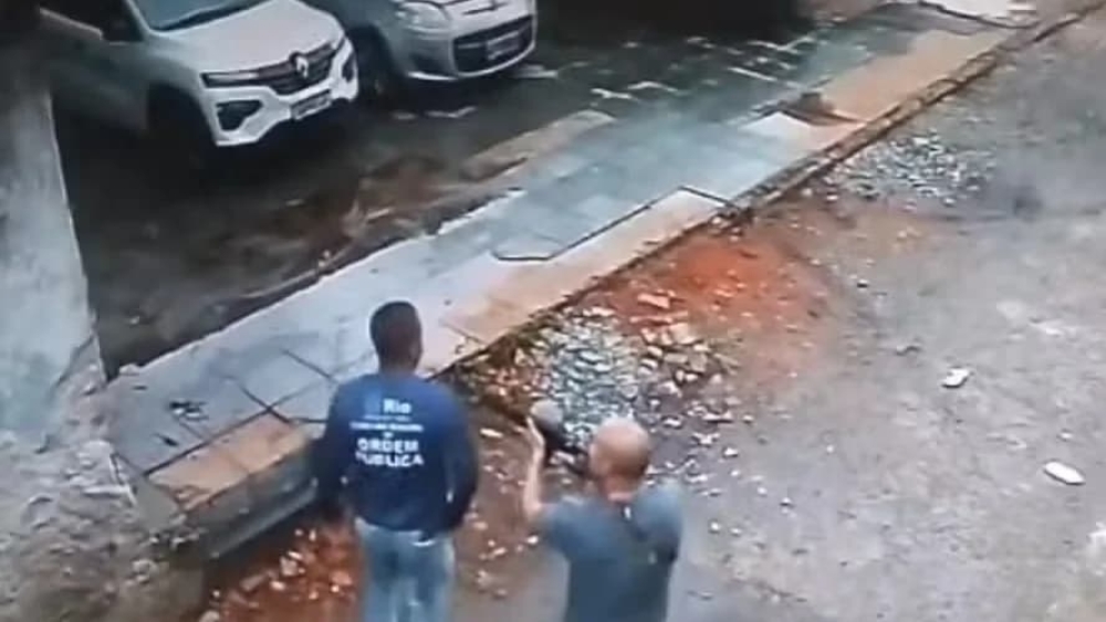 Policiais entram armados, ameaçam funcionários e pegam viatura que havia sido rebocada em show no Rio de Janeiro