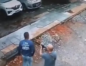Policiais entram armados, ameaçam funcionários e pegam viatura que havia sido rebocada em show no Rio de Janeiro