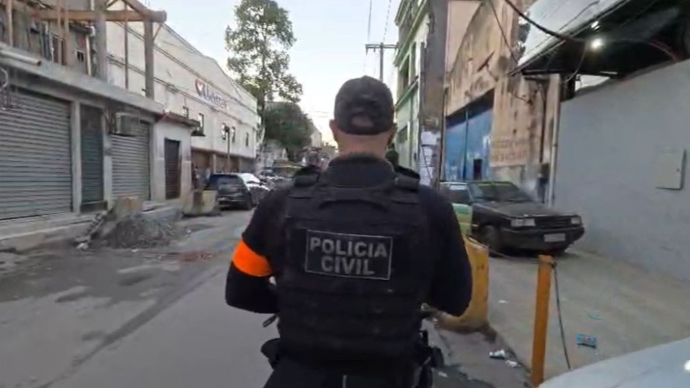 Polícia Civil realiza nova fase da Operação Torniquete na Maré e mira esquema de armas e veículos roubados