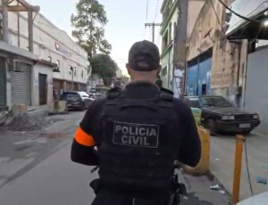 Polícia Civil realiza nova fase da Operação Torniquete na Maré e mira esquema de armas e veículos roubados