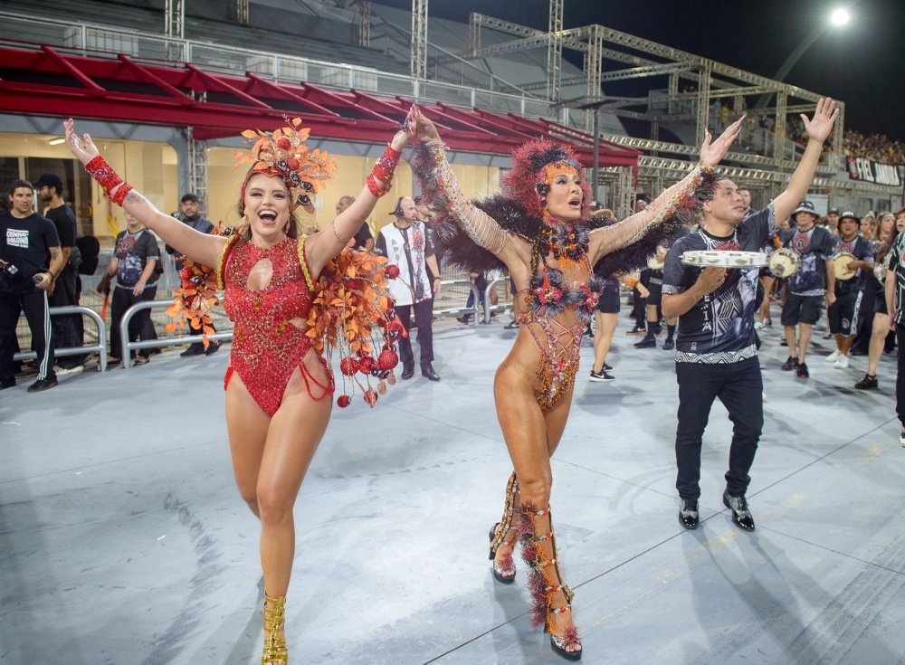 Aline Azevedo conquista a avenida e vira musa da bateria da Gaviões ao lado de Sabrina Sato 