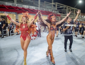 Aline Azevedo conquista a avenida e vira musa da bateria da Gaviões ao lado de Sabrina Sato 