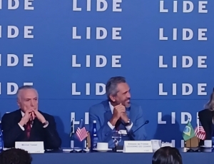 Dez Anos de Impeachment: Temer, Governador Petista e Filha de Cunha dividem a mesma mesa em Nova York, Enquanto Brasil enfrenta mesma Crise Econômica
